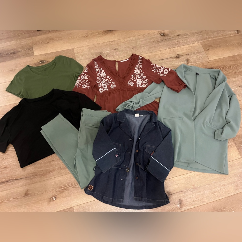 Women’s Stylish Mixed Clothing Set / Lot Size Small